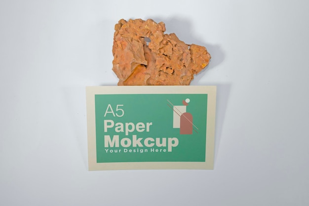 Бумажный макет поздравительной открытки формата а5 с гранжевым камнем на деревянном фоне