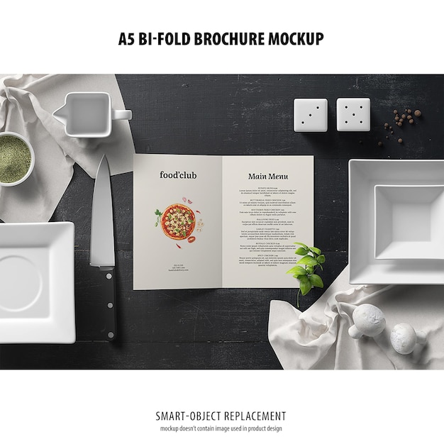 Mockup di brochure ripiegabile in formato a5 verticale