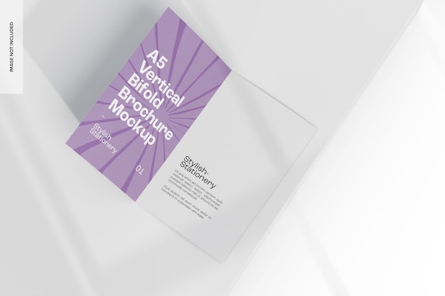 Mockup di brochure bifold verticale a5, vista dall'alto