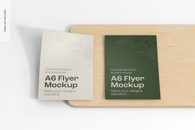 A6 flyers op houten podium mockup perspectief