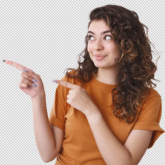 Aantrekkelijke enthousiaste Armeense jonge vrouw krullend haar wijzend op zoek intrigeerde linker toon wijsvinger geweldige lege ruimte advertentie glimlachend vreugdevol introduceren van het product witte achtergrond
