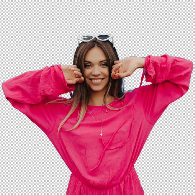 Aardige glimlachende gelukkige vrouw met donker haar gekleed in roze shirt poseert met opgeheven handen over een geïsoleerde blauwe muur