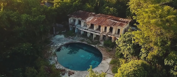 PSD abandoned mansion with pool