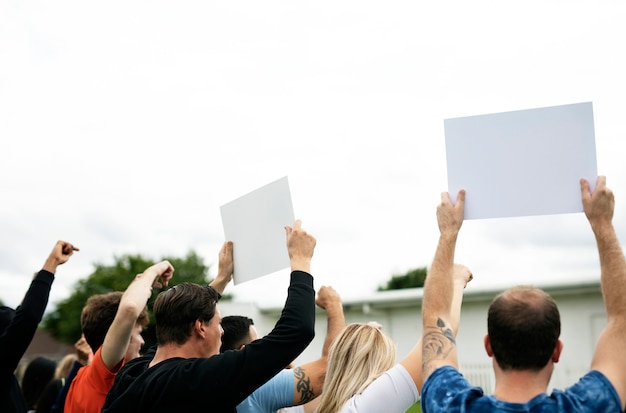 PSD achtermening van activisten die documenten tonen terwijl het protesteren