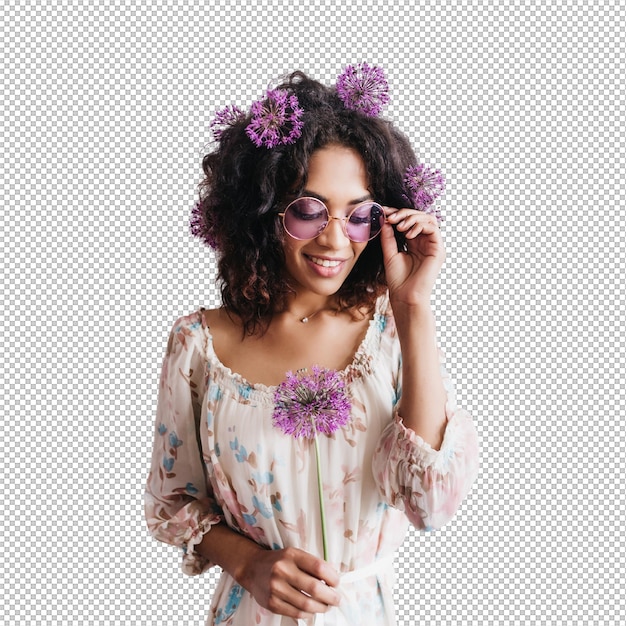 アリウムを握っているカラフルな型の可愛いアフリカの女の子 紫の花でポーズをとるサングラスを着た黒い女性