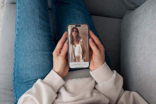 スマートフォンを握る大人のモックアップ