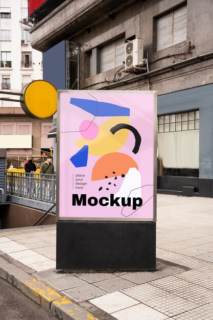 Mockup di display esterno pubblicitario