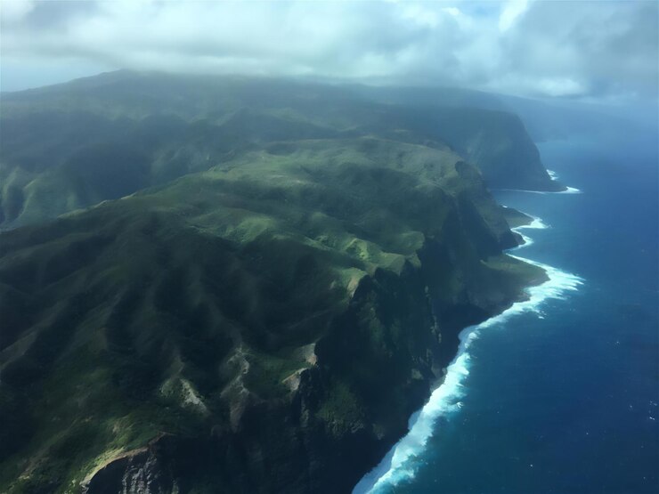 PSD 海岸風景的鳥瞰圖，有山脈、懸崖和海洋