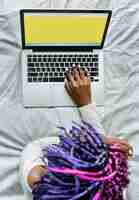 PSD Аэрофотосъемка женщины с помощью компьютерного ноутбука