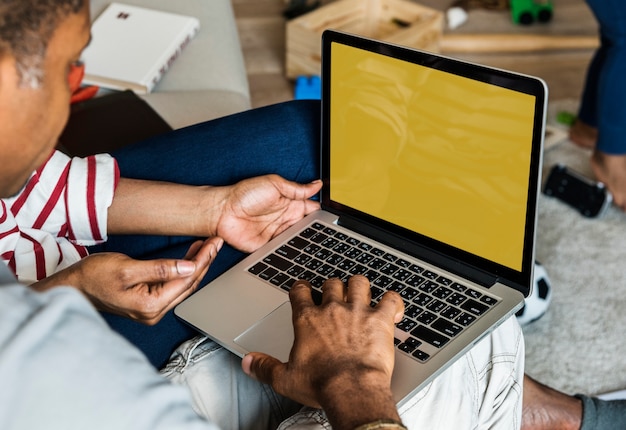 Famiglia africana insieme al computer portatile