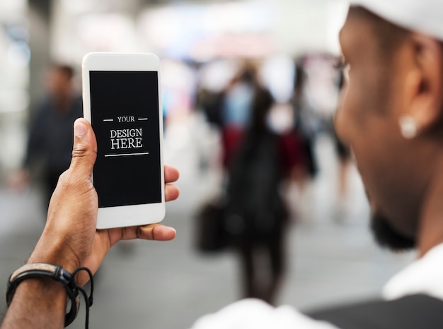 Uomo africano utilizzando il telefono cellulare