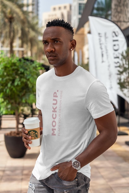 PSD mockup di t-shirt uomo africano alla moda