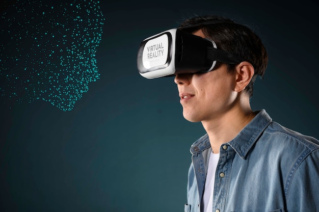 Aikuinen mies VR-lasit päässä