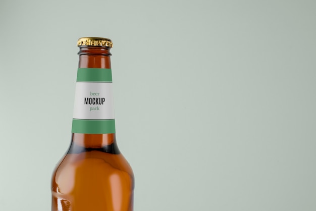 PSD design mockup di bottiglia di birra alcolica