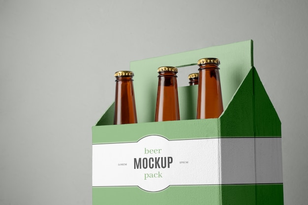 Design mockup di bottiglie di birra alcolica