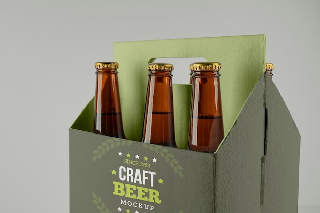 PSD design mockup di bottiglie di birra alcolica