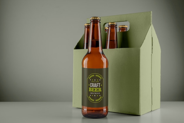 PSD design mockup di bottiglie di birra alcolica