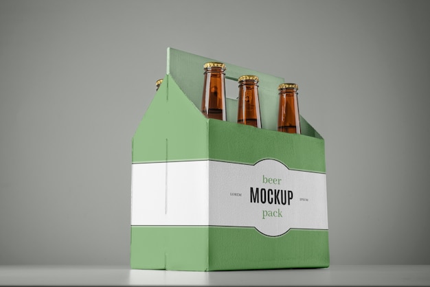 Design mockup di bottiglie di birra alcolica