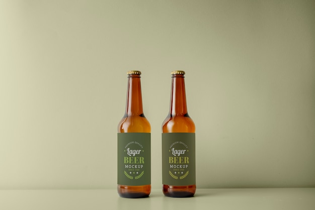 Design mockup di bottiglie di birra alcolica