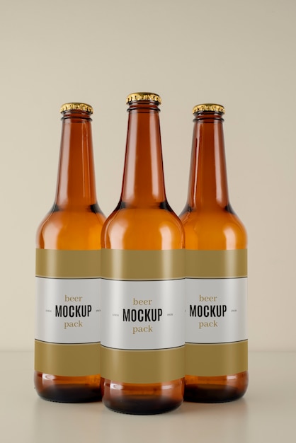 Design mockup di bottiglie di birra alcolica