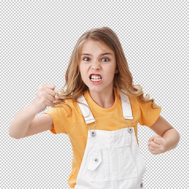 怒り不満悲しみ憎しみ金の小さな女の子子供が怒って怒って不満を抱いて不平を言いながら苦しんで激しい喧をしながら怒った顔をして手を振って拳を締めて白い壁に立つ