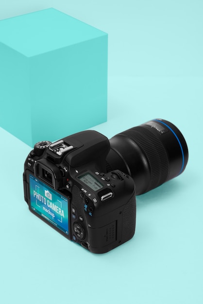 Aparat fotograficzny z niebieskim tłem makieta