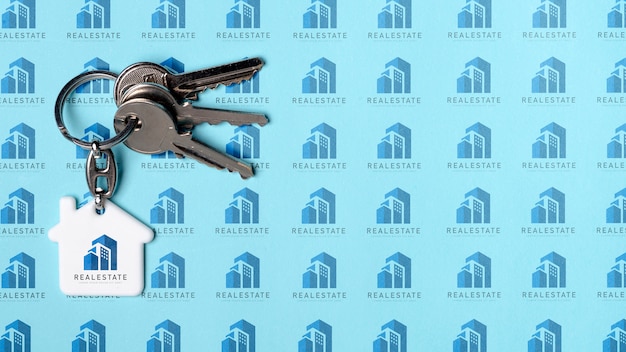 Ключ от квартиры на синем фоне недвижимости