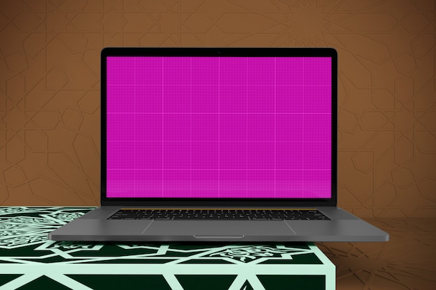 ノートパソコンのモックアップとアラビア語のテーブル