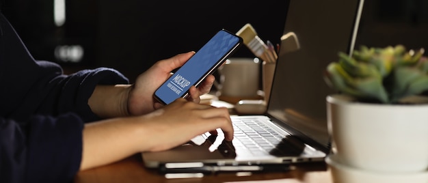 Arbejdsområde med digital telefon mockup med krus