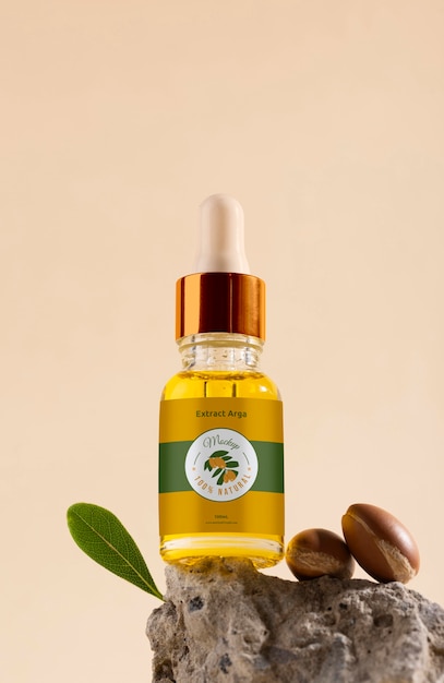 Mock-up di bottiglia cosmetica all'olio di argan con roccia