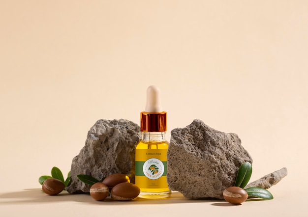 PSD mock-up di bottiglia cosmetica all'olio di argan con roccia