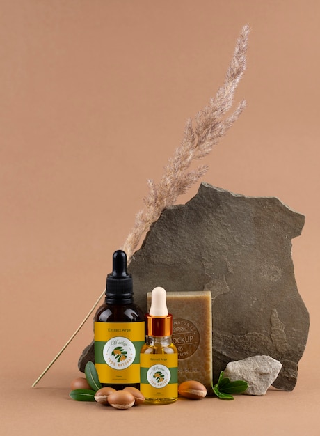 Mock-up di bottiglia cosmetica all'olio di argan con saponetta e noccioli