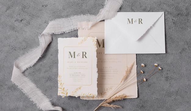 Disposizione di eleganti carte mock-up per matrimoni