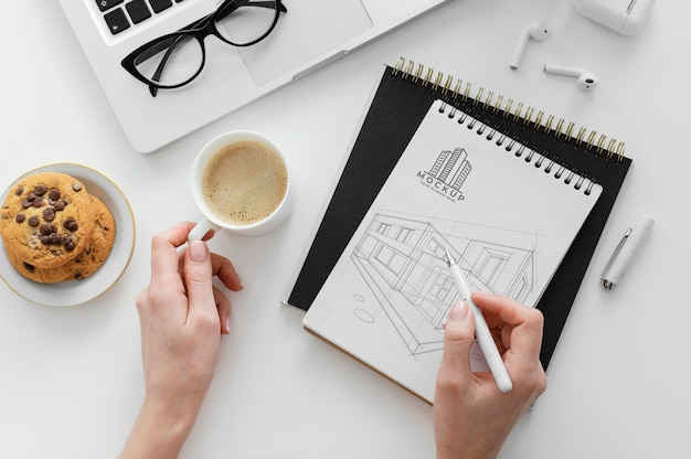 Arrangement with mock-up notepad on a desk