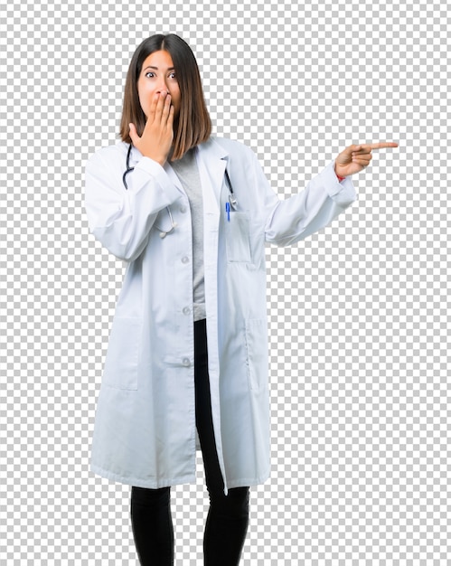 Artsenvrouw die met stethoscoop vinger aan de kant richten en een product voorstellen