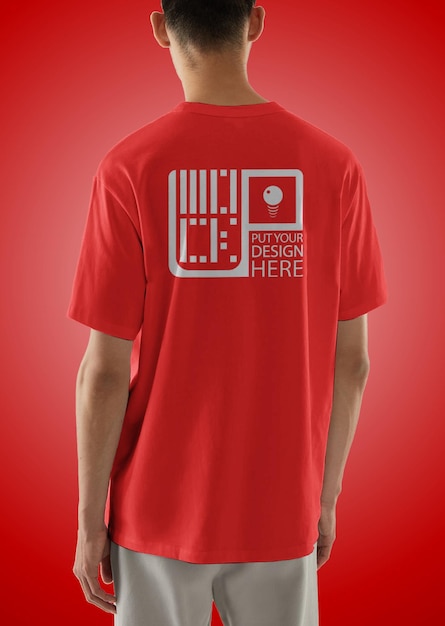 PSD ragazzo asiatico con qualsiasi mockup di t-shirt di colore