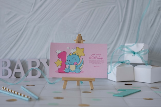 PSD assortimento di mock-up di elementi primo compleanno per neonati