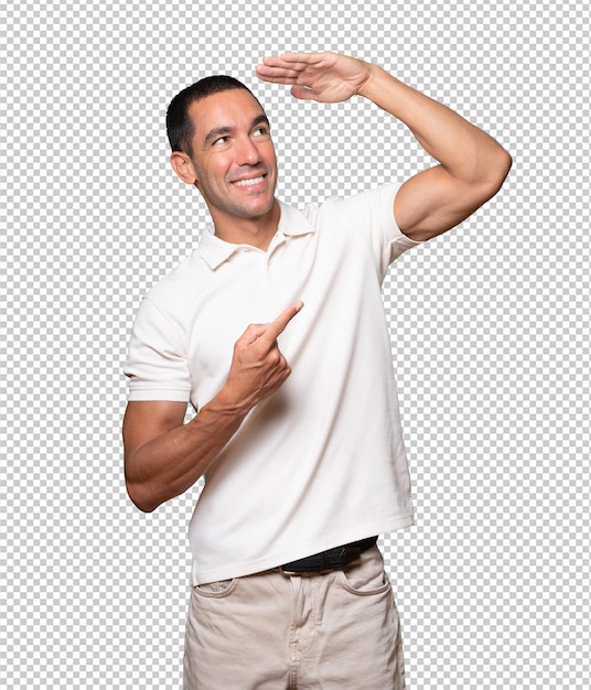 遠くを見ているジェスチャーで驚いた若い男