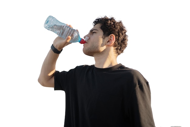 PSD アスリートは、透明な背景を分離したプラスチック ボトルから水を飲む