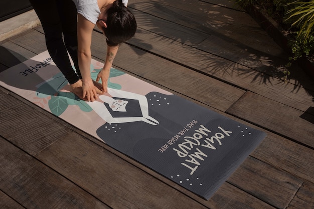 PSD donna atletica con design mock-up tappetino da yoga