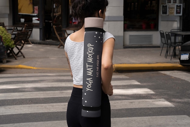 PSD atletische vrouw met yogamat mock-up ontwerp