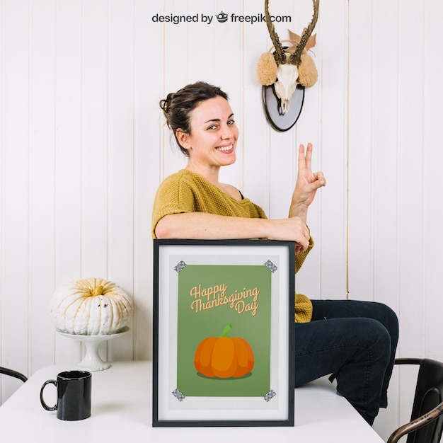 Mockup di autunno con donna e telaio sul tavolo