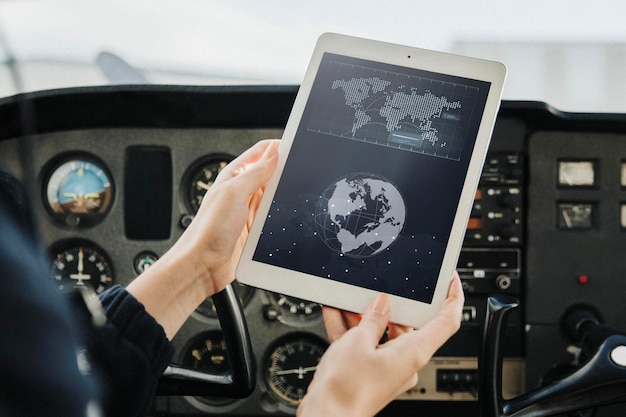 PSD aviatore che utilizza un tablet digitale per la navigazione