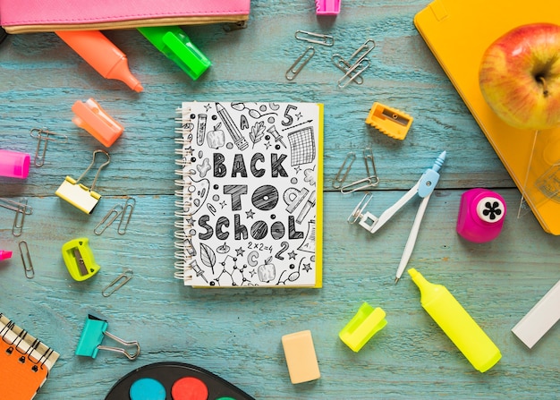 Back to school mockup con copertina per notebook