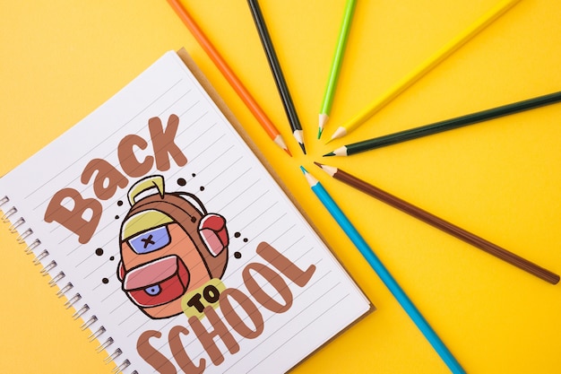 Back to school mockup con la pagina del taccuino