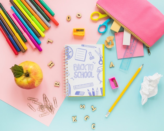 Torna a scuola mockup con notebook