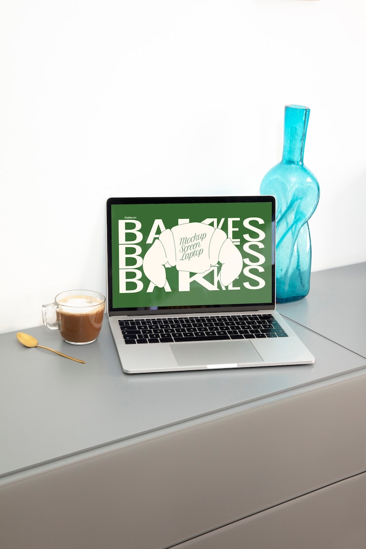 PSD bærbar datamaskin med kaffedrikk