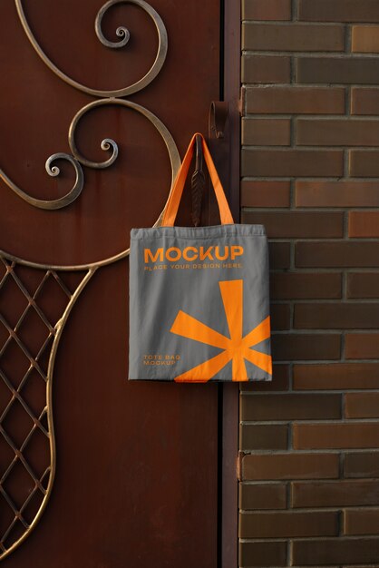 PSD bag mockup opgehangen aan de deur