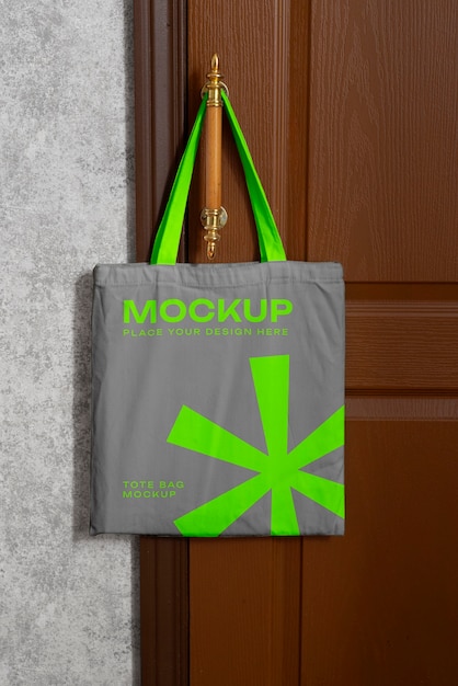 PSD bag mockup opgehangen aan de deur