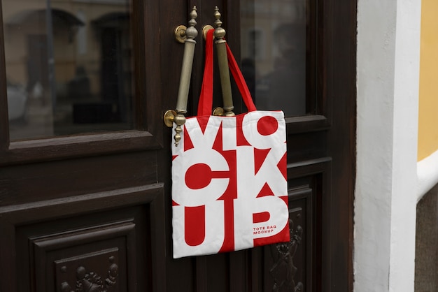 Bag mockup opgehangen aan de deur